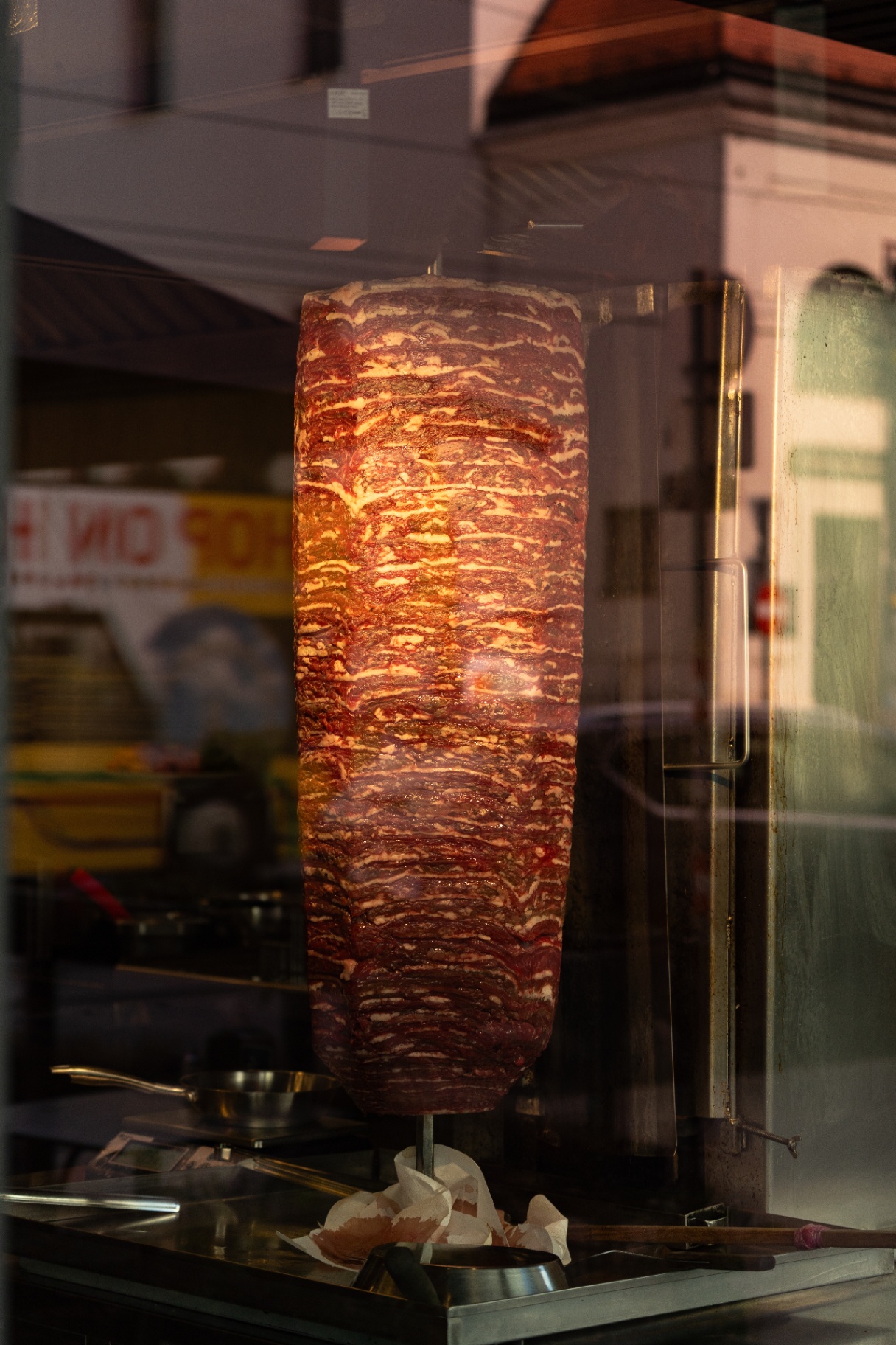 Spieß im Fenster